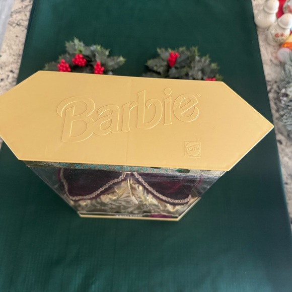 Barbie Doll 1996 Happy Holidays Christmas Mattel New In Box
Gold and Burgundy - Picture 6 of 12